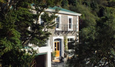 Carey's Bay Hotel